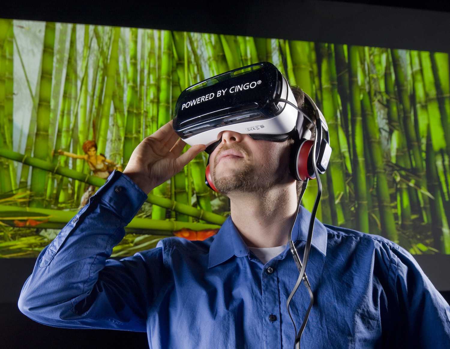 Выбрал виртуальный мир. VR виртуальная реальность. Виртуальная реальность без погружения. Человек в виртуальной реальности. Очки виртуальной реальности на человеке.