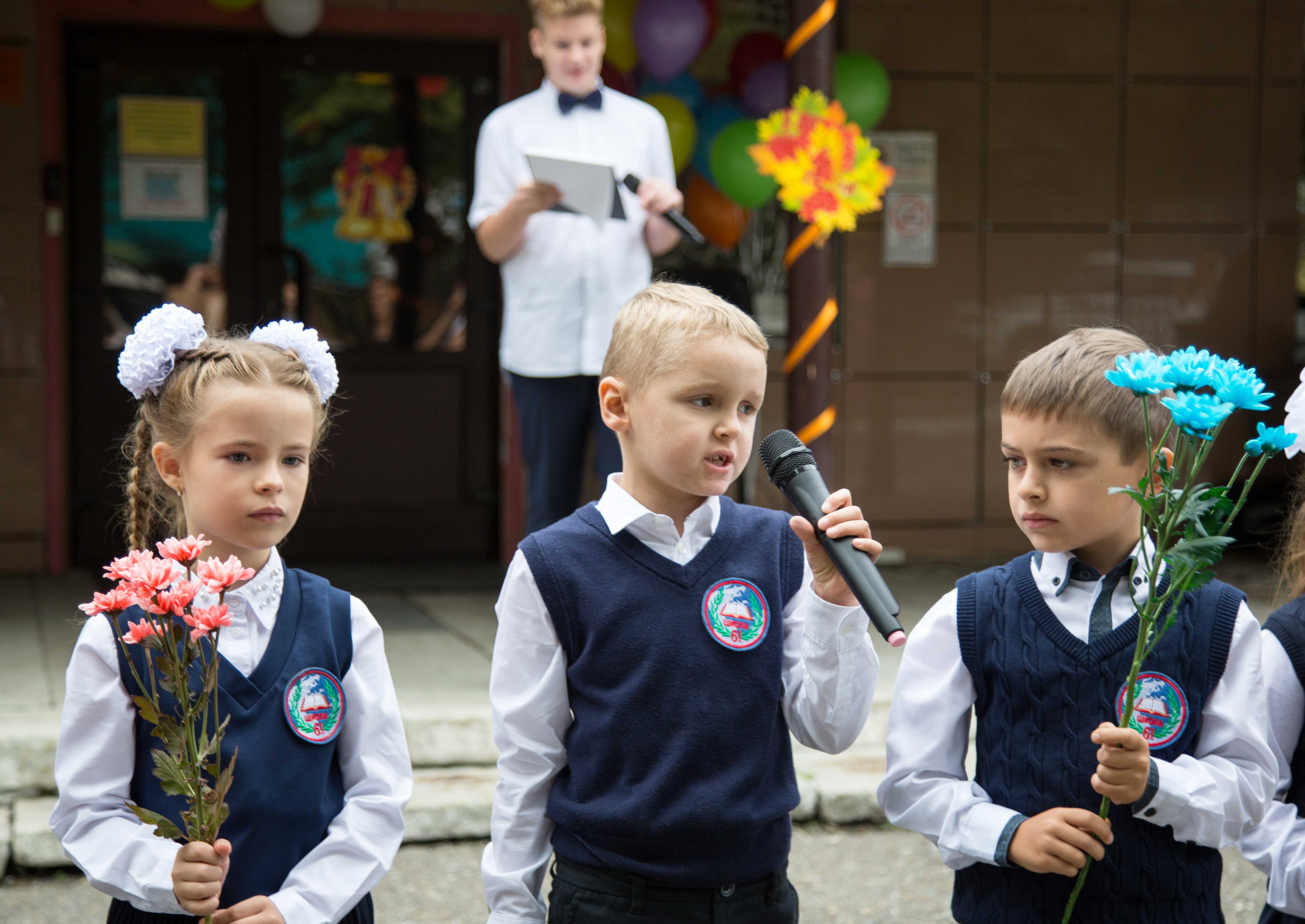 Пойти в школу в москве. 1 Сентября. Первоклашки. Первое сентября для первоклассников. Празднование дня знаний.