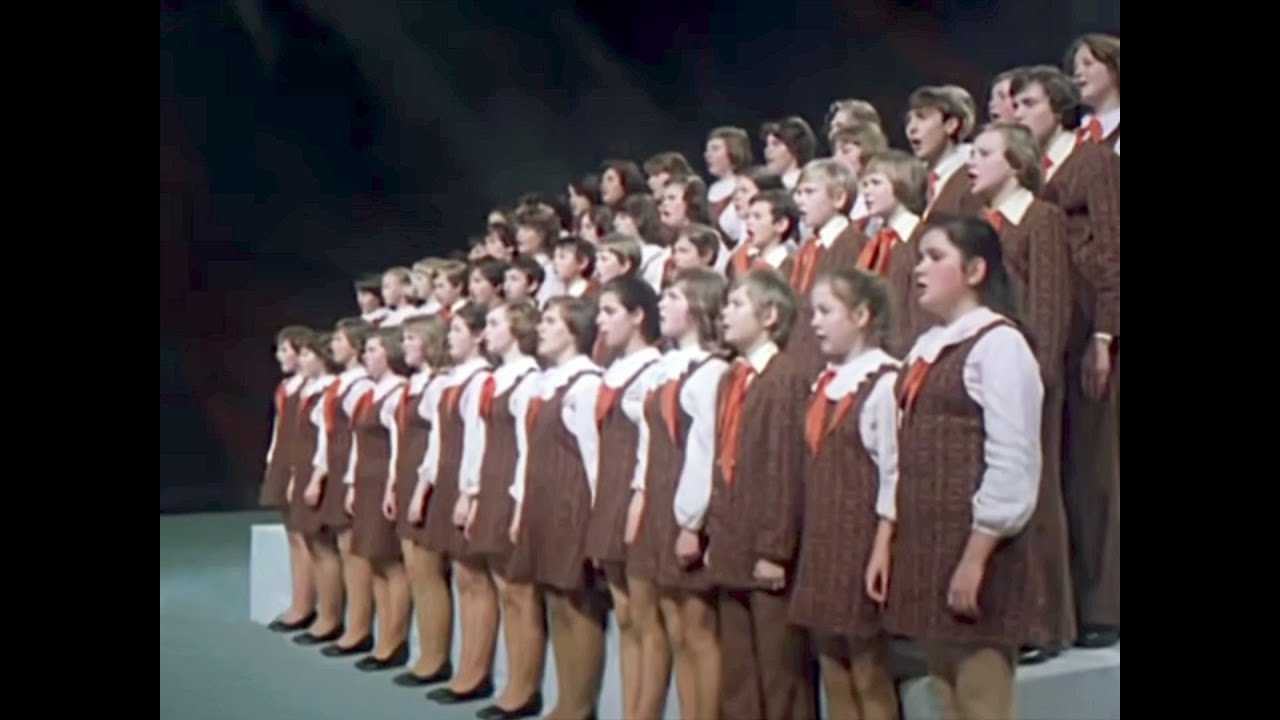 День победы слушать хор. Большой детский хор 1987 год. Песня салют Гайдару. Впереди песня видео.