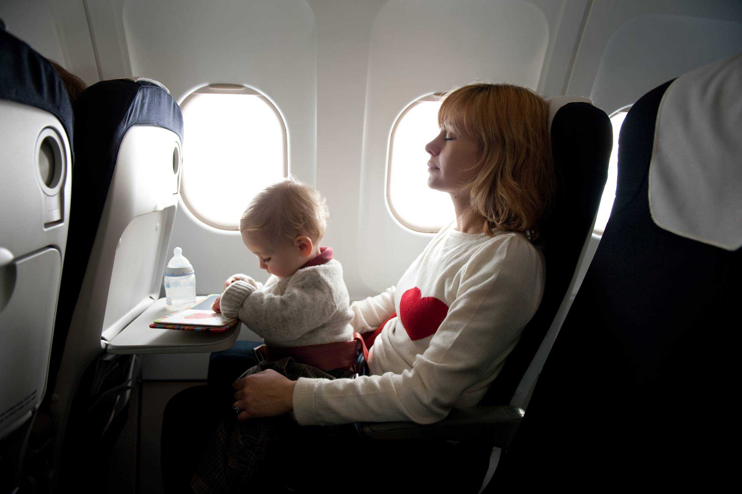 Самолет с маленьким ребенком. Самолет для детей. Места в самолете для младенцев. Путешествие на самолете. Пассажиры с детьми в самолете.