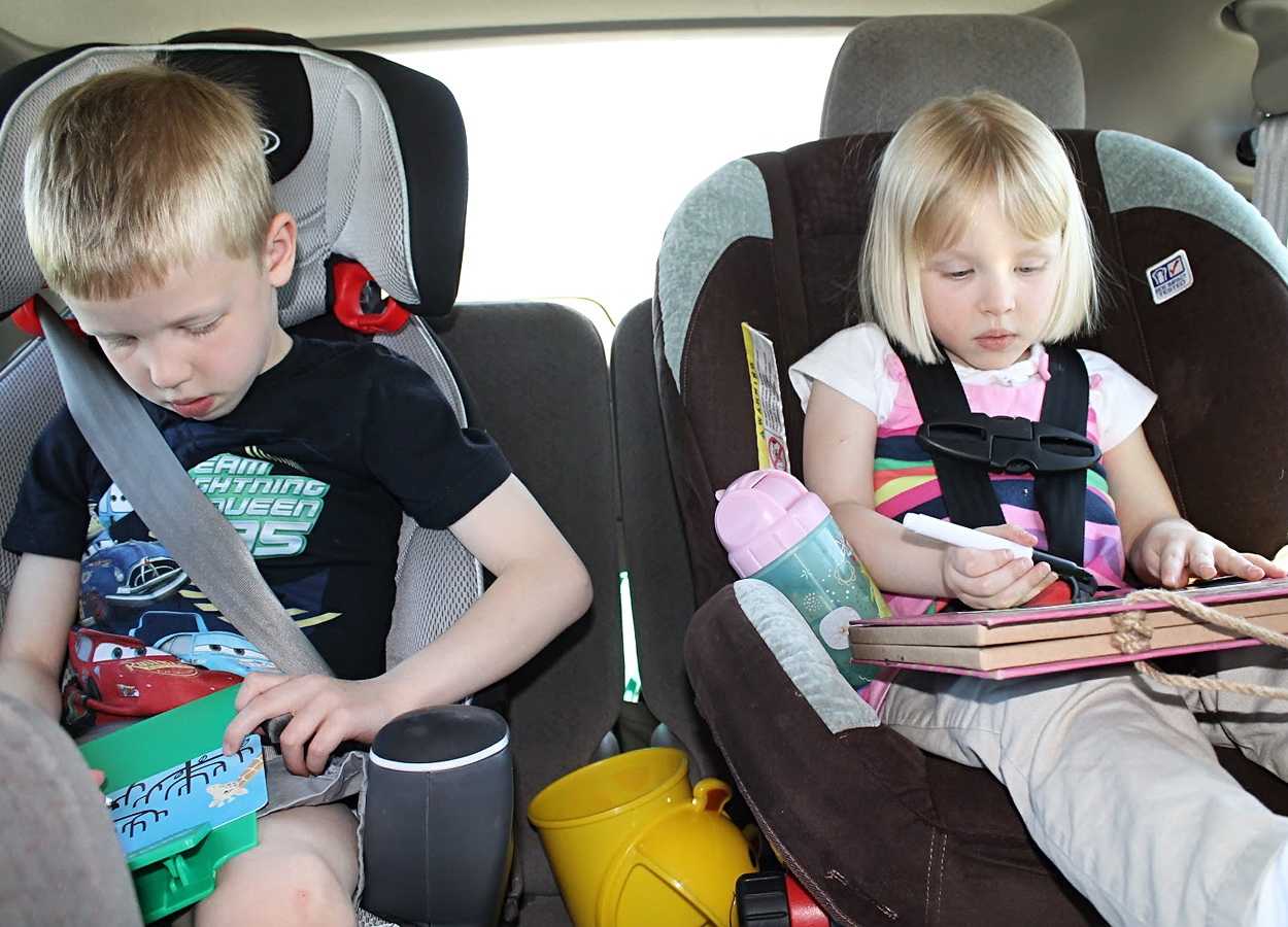 Путешествие на машине с детьми: куда поехать, что взять и чем занять ребенка
