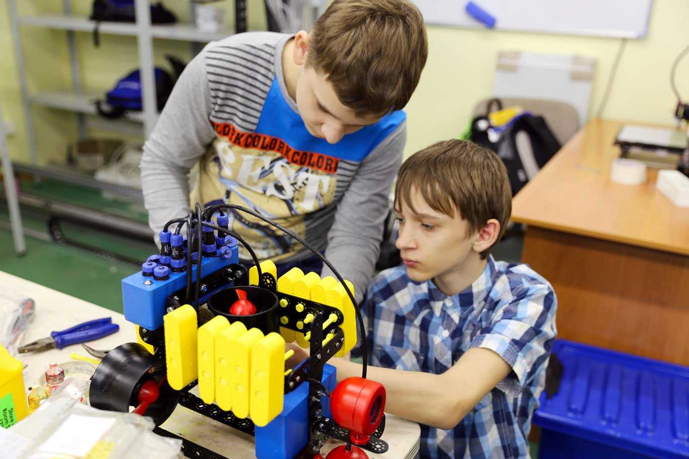 Учится робототехники. Робототехника для детей. Урок робототехники. Занятия по робототехнике. Робототехника в школе.