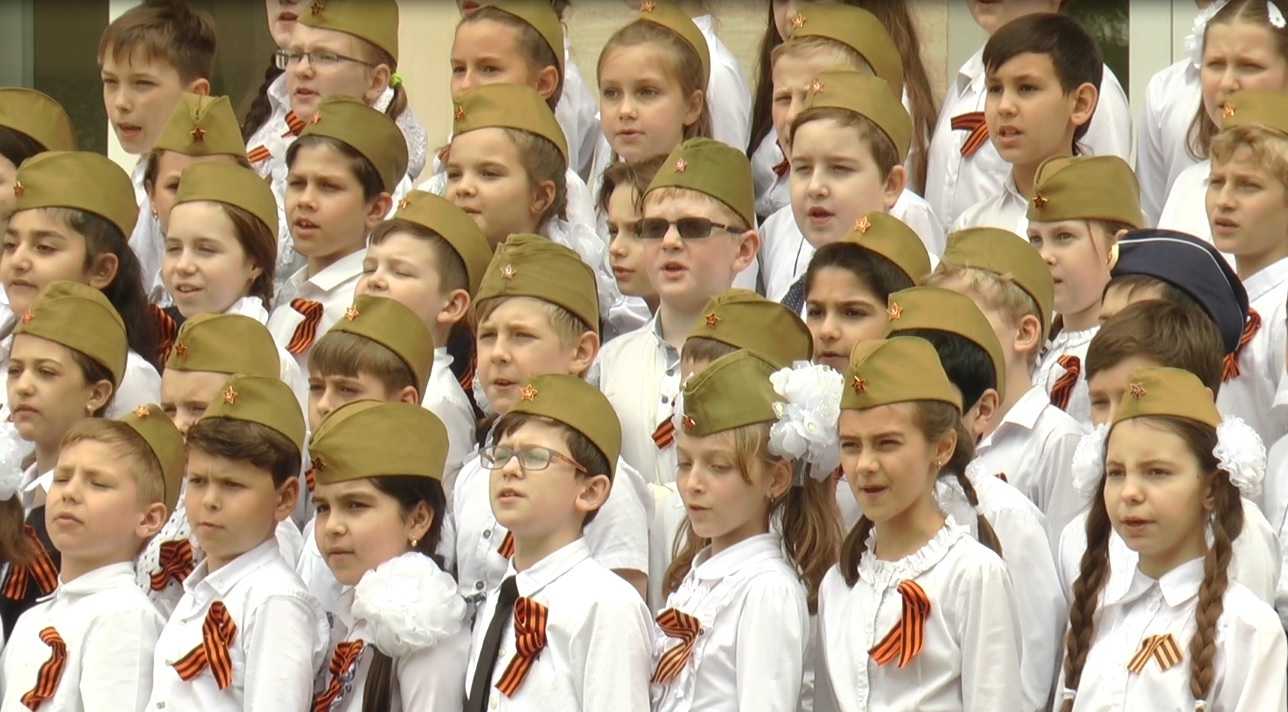 Что ты знаешь о войне хор. Хор день Победы. Детский хор на 9 мая. Дети поют день Победы.