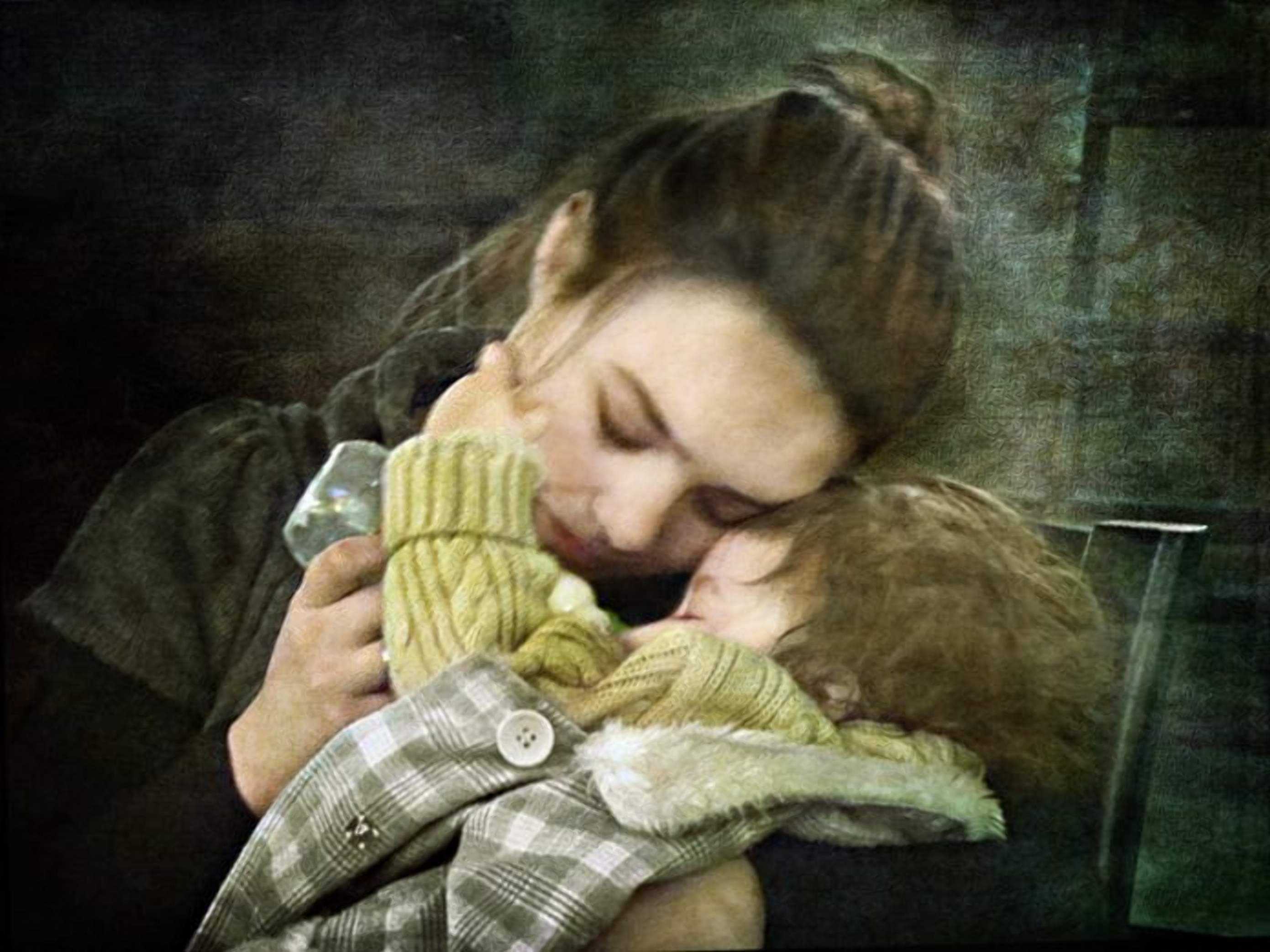 С мамой всегда тепло. Мама плачет. Девушка с ребенком на руках. Плачущая мама с ребенком. Женщина плачет с ребенком на руках.