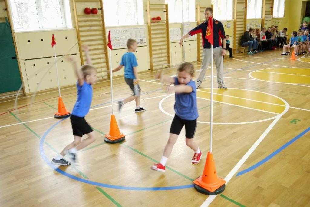 Урок спорт игры. Физическая культура дошкольников. Спортивные игры для детей. Спортивные соревнования в детском саду. Физическая культура детей дошкольного возраста.